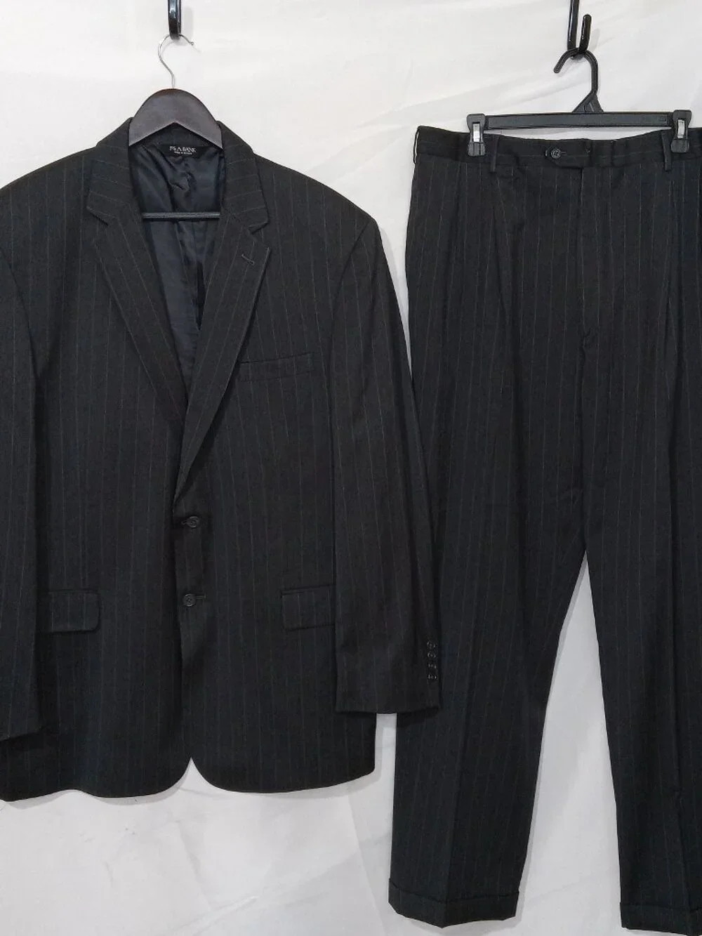 Jos A Bank Gordon Mens 100 Wool Pinstripe Suit 46L 42x32 Black 2 Button Pleated